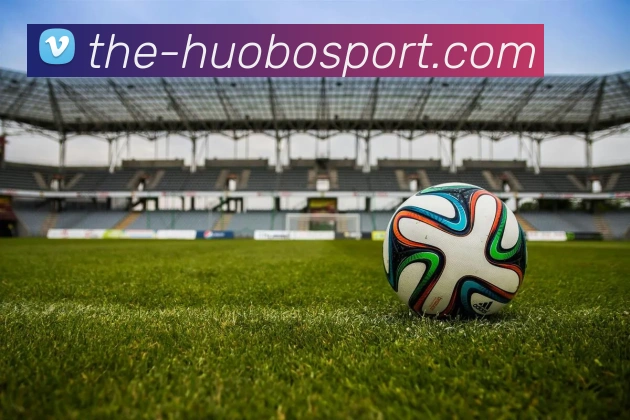 泰州首届苏超夺冠后迅速建设冠军奖杯打卡点吸引众多球迷前来留影